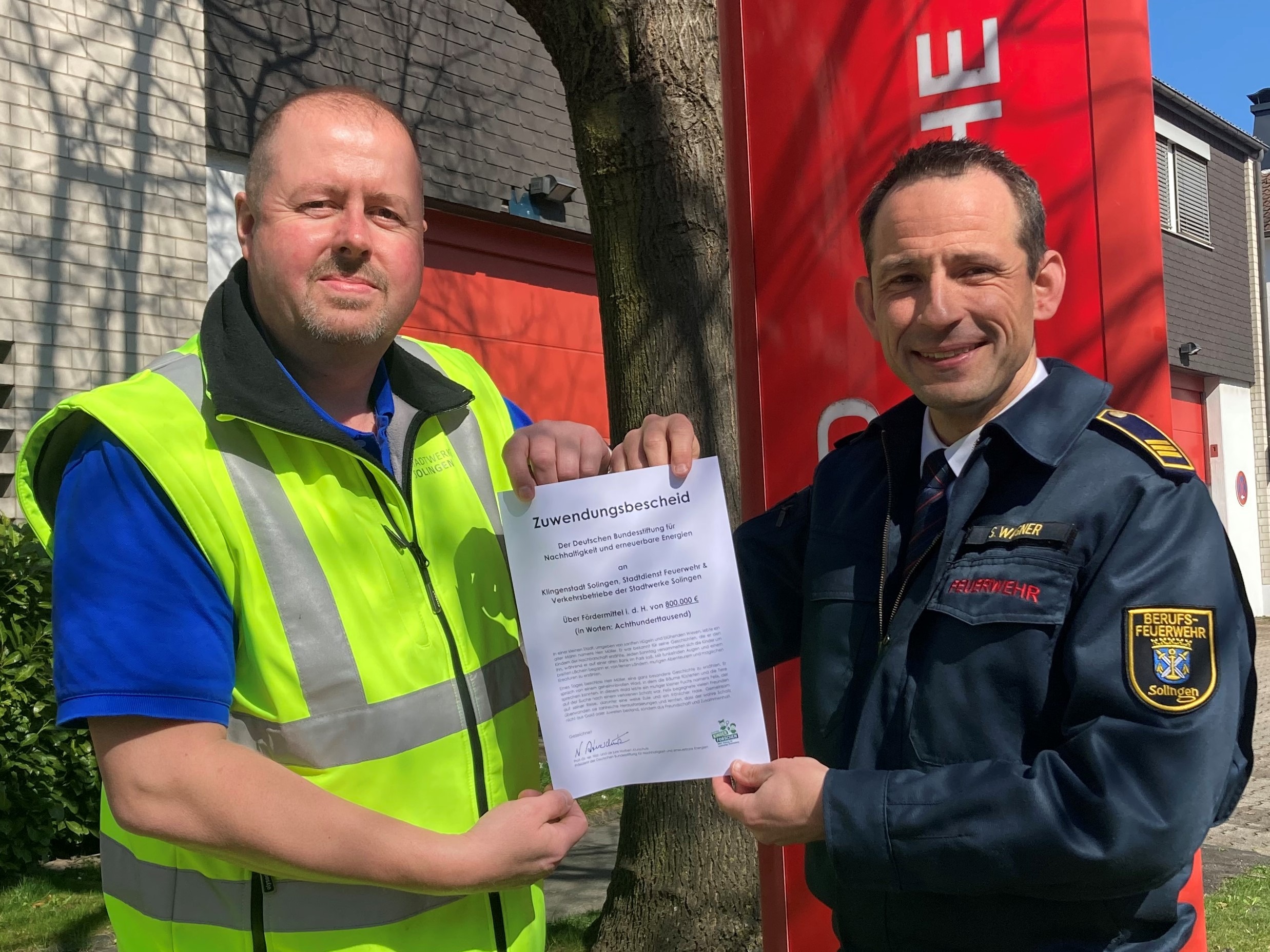 Foto: Stadt Solingen - „Holger Ben Zid (Verkehrsbetriebe SWS) und Sebastian Wagner (Leiter der Feuerwehr) freuen sich über den Zuwendungsbescheid der Deutschen Bundesstiftung für Nachhaltigkeit und erneuerbare Energien (DBNEE)