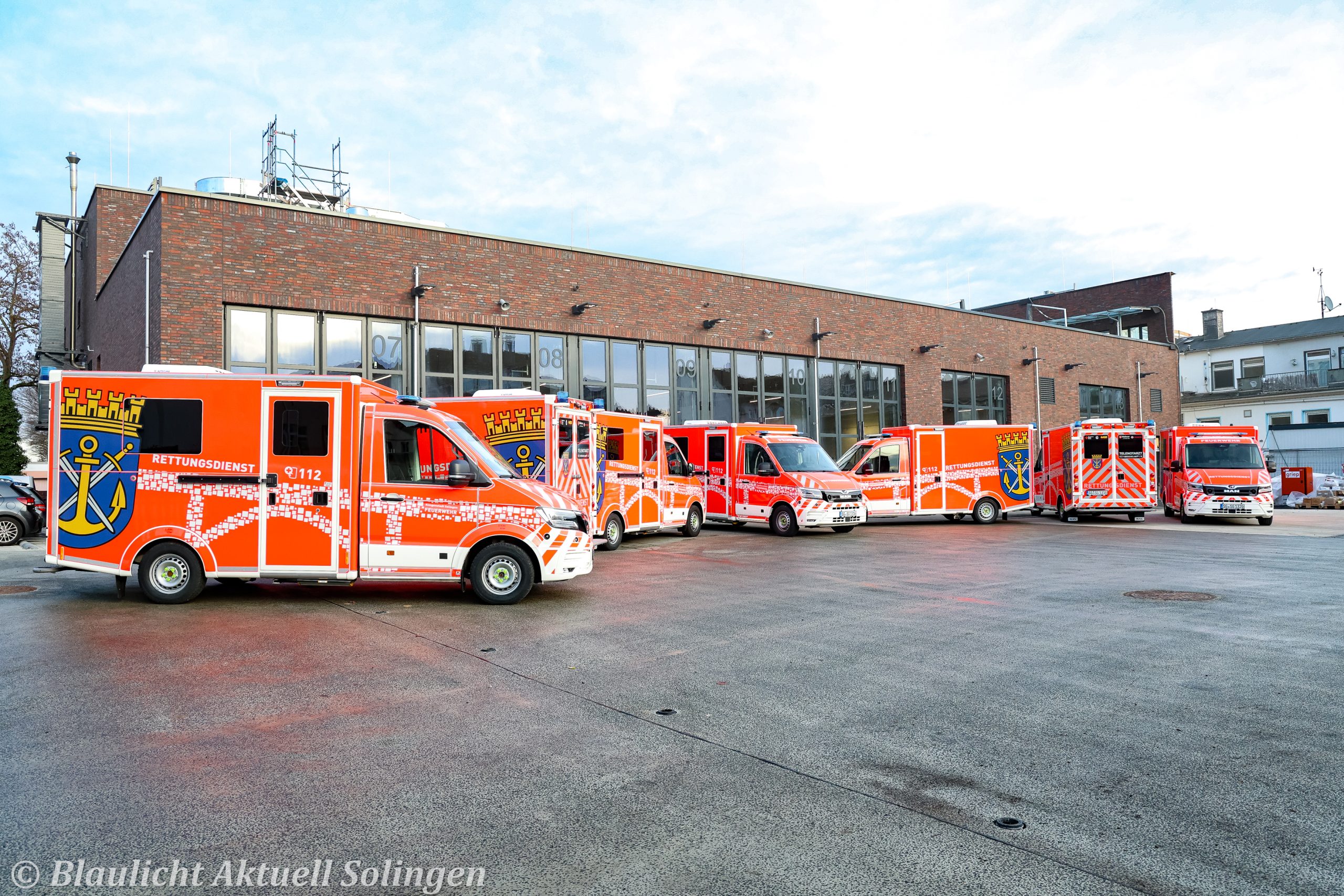 Feuerwehr Solingen Fahrzeuge mit Blaulicht an einem Einsatzort.