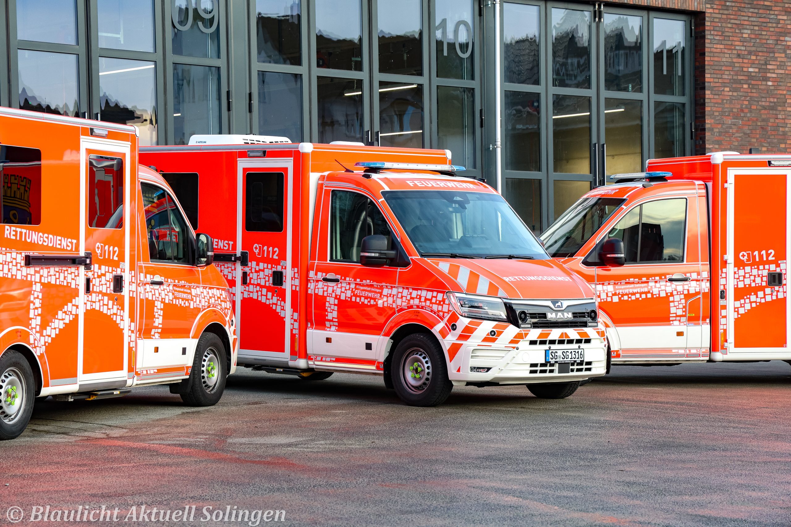 Alarmierte Rettungs- und Feuerwehrfahrzeuge vor einem Gebäude.