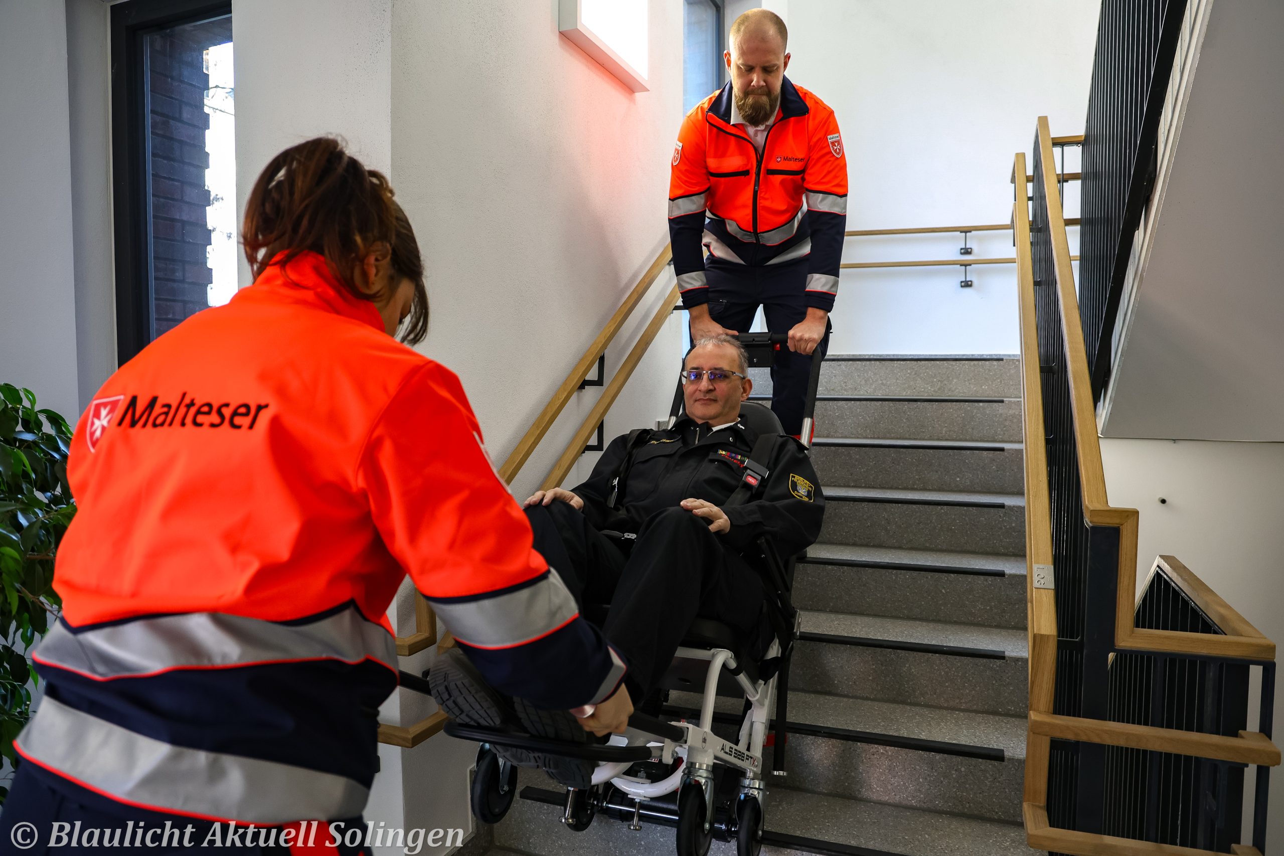 Blaulicht-Solingen, Polizei und Rettungsdienst transportieren verletzten Menschen im Gebäude.
