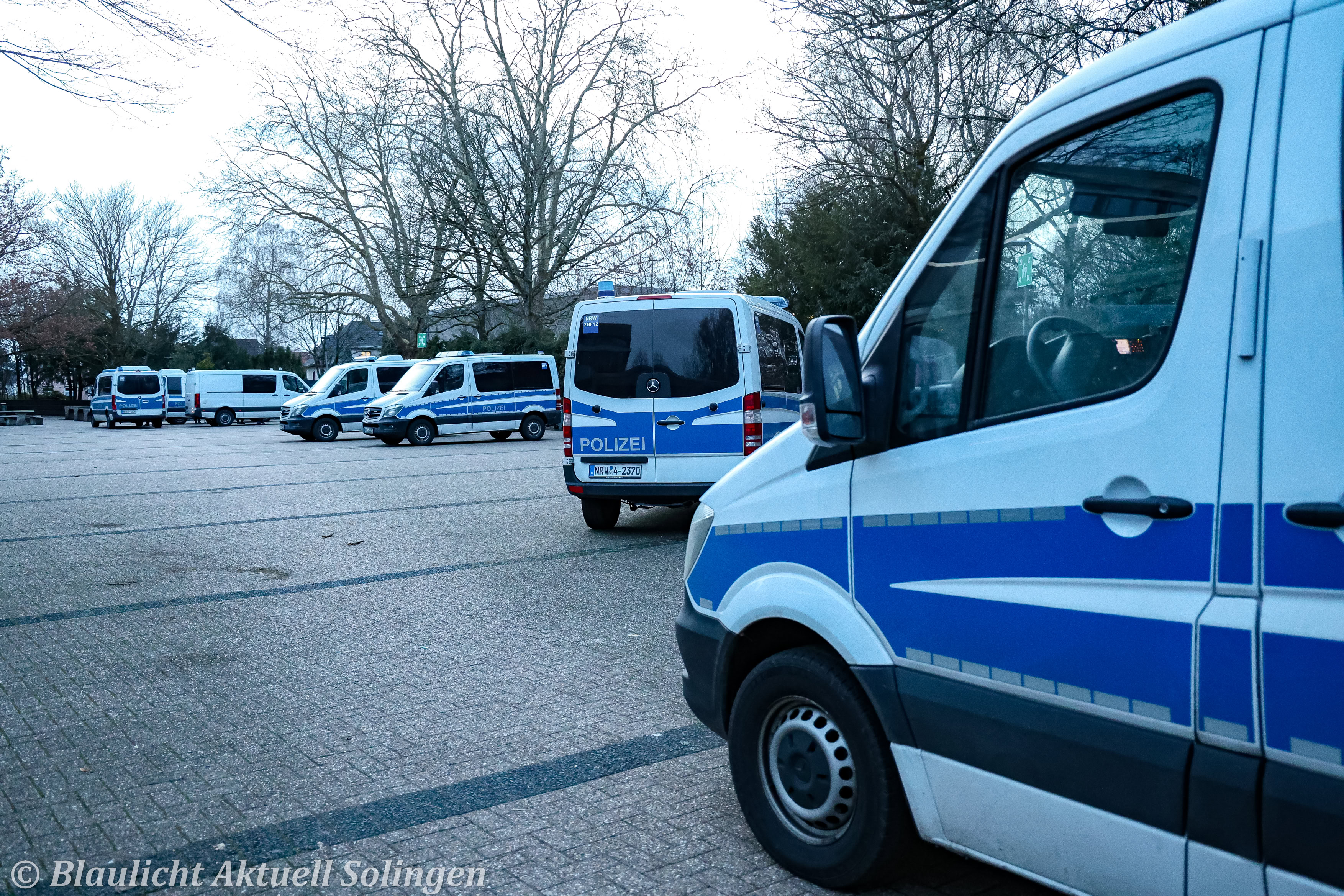 Zahlreiche Einsatzfahrzeuge parkten auf dem Schulhof