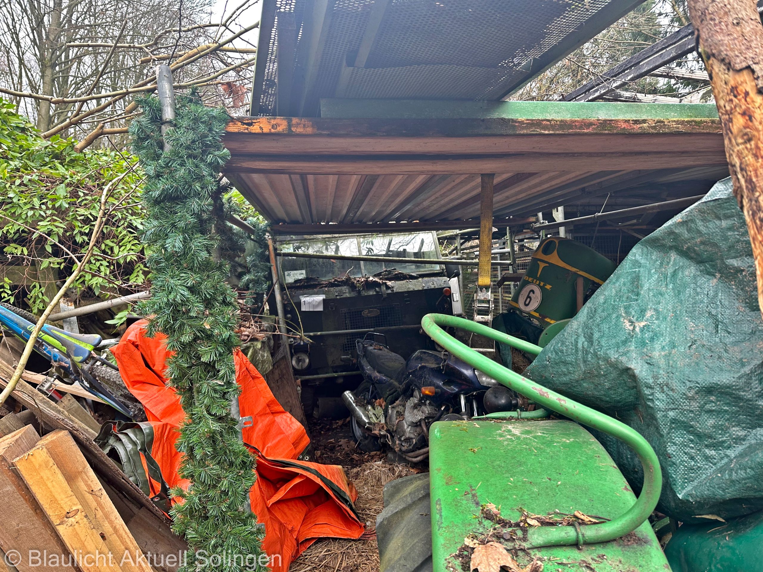 Unter einem weiteren Carport stand unter anderem dieser ehemalige Amarok der Bundeswehr