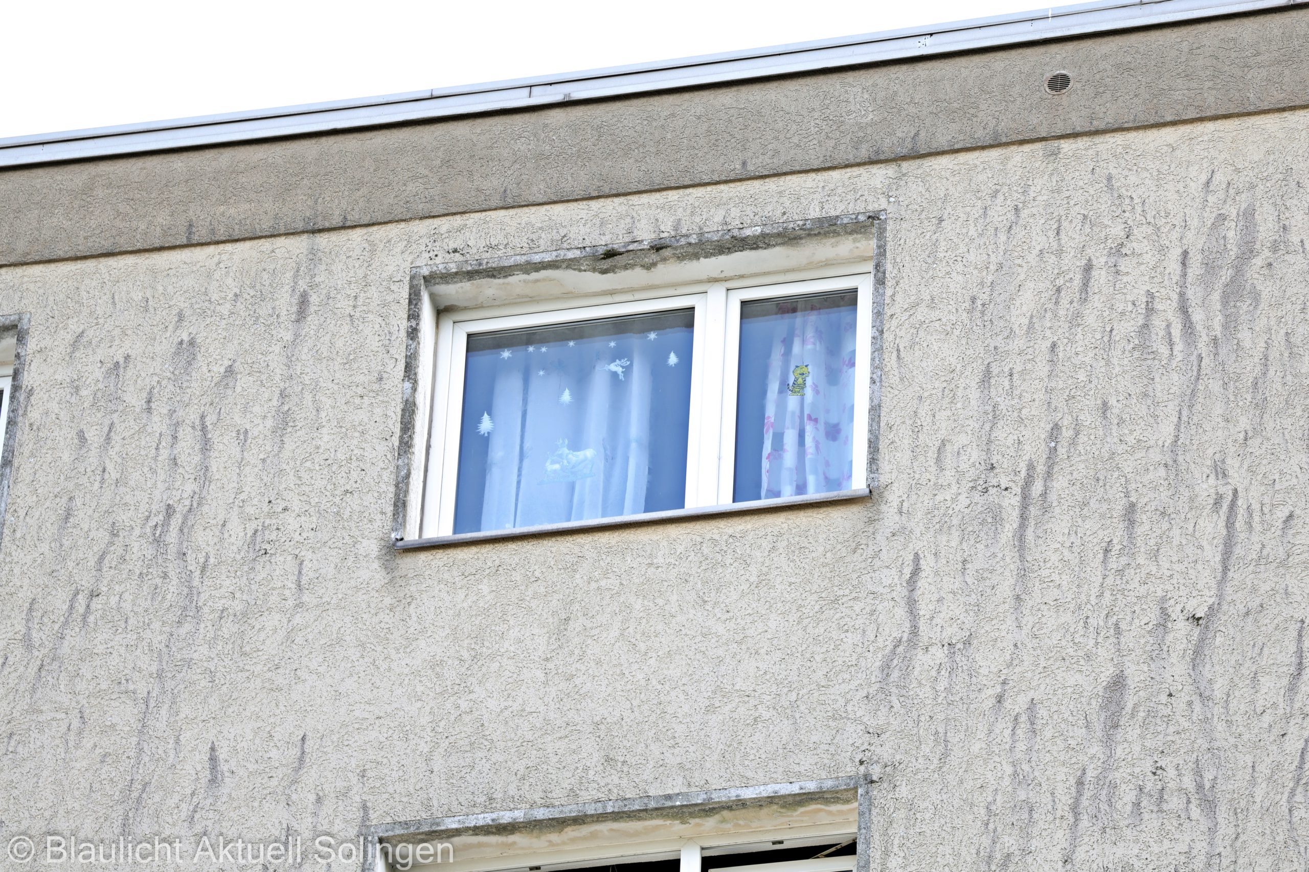 Eines der Fenster der Wohnung im Dachgeschoss ist beklebt mit Aufklebern für Kinder