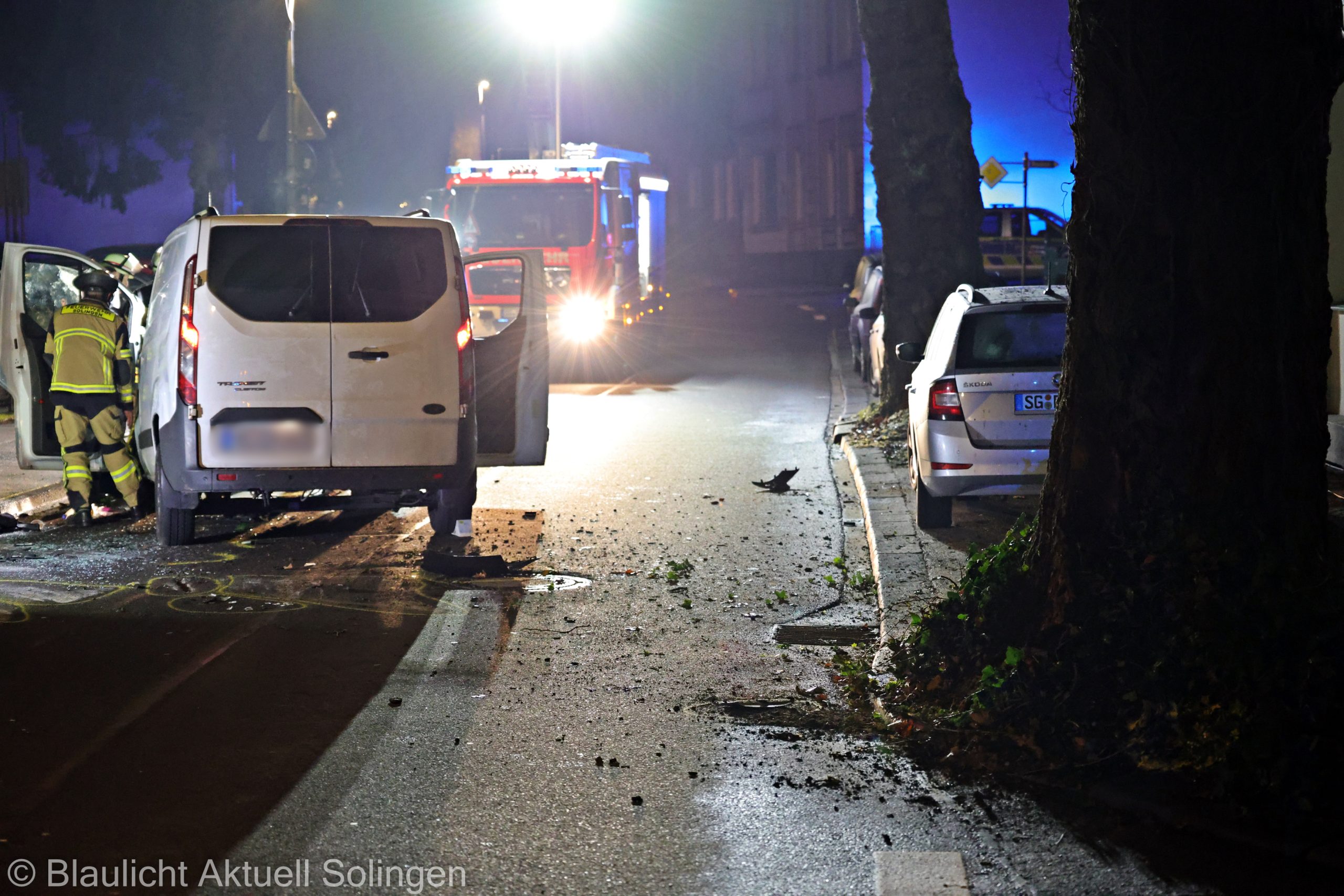 Über den Wurzelberg (rechts im Bild) soll die Fahrerin gefahren sein, anschließend kippte der Kleintransporter auf die Seite 