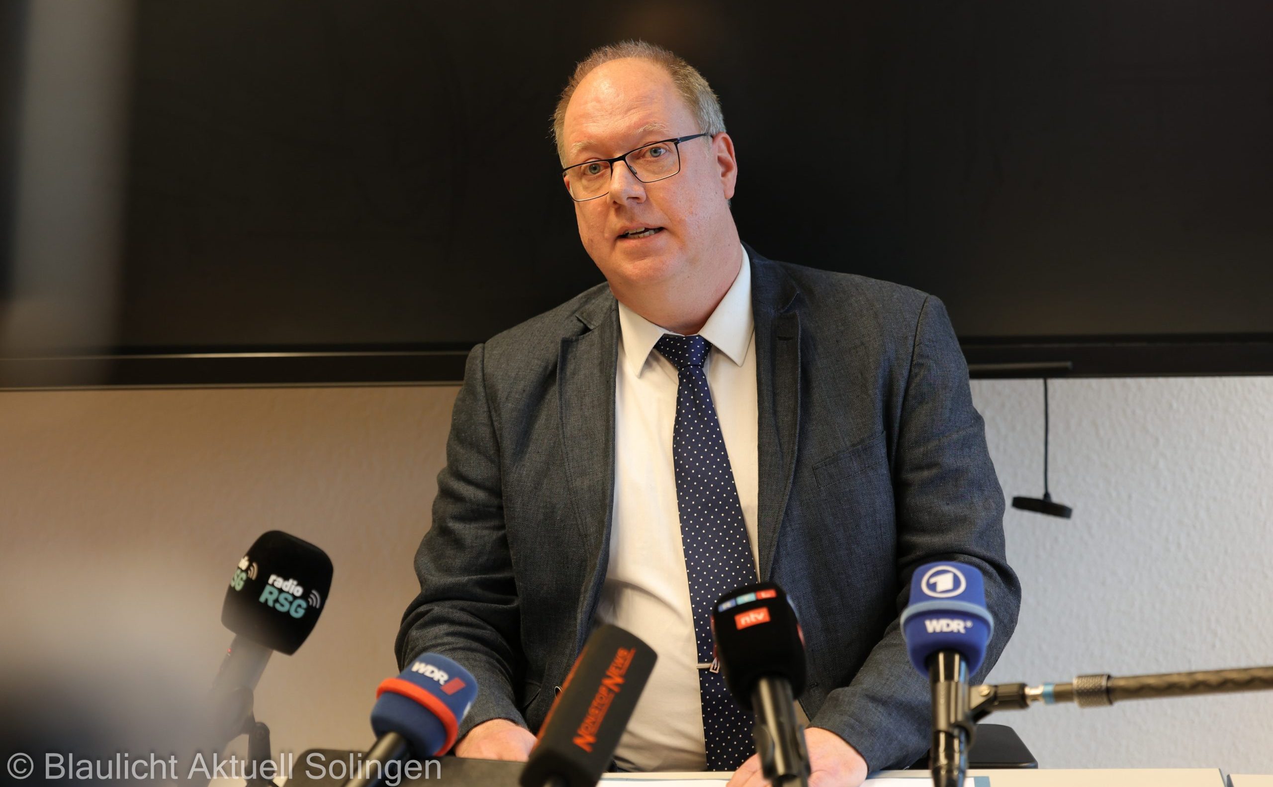 Staatsanwalt Heribert Kaune-Gebhardt beim Pressestatement in Wuppertal