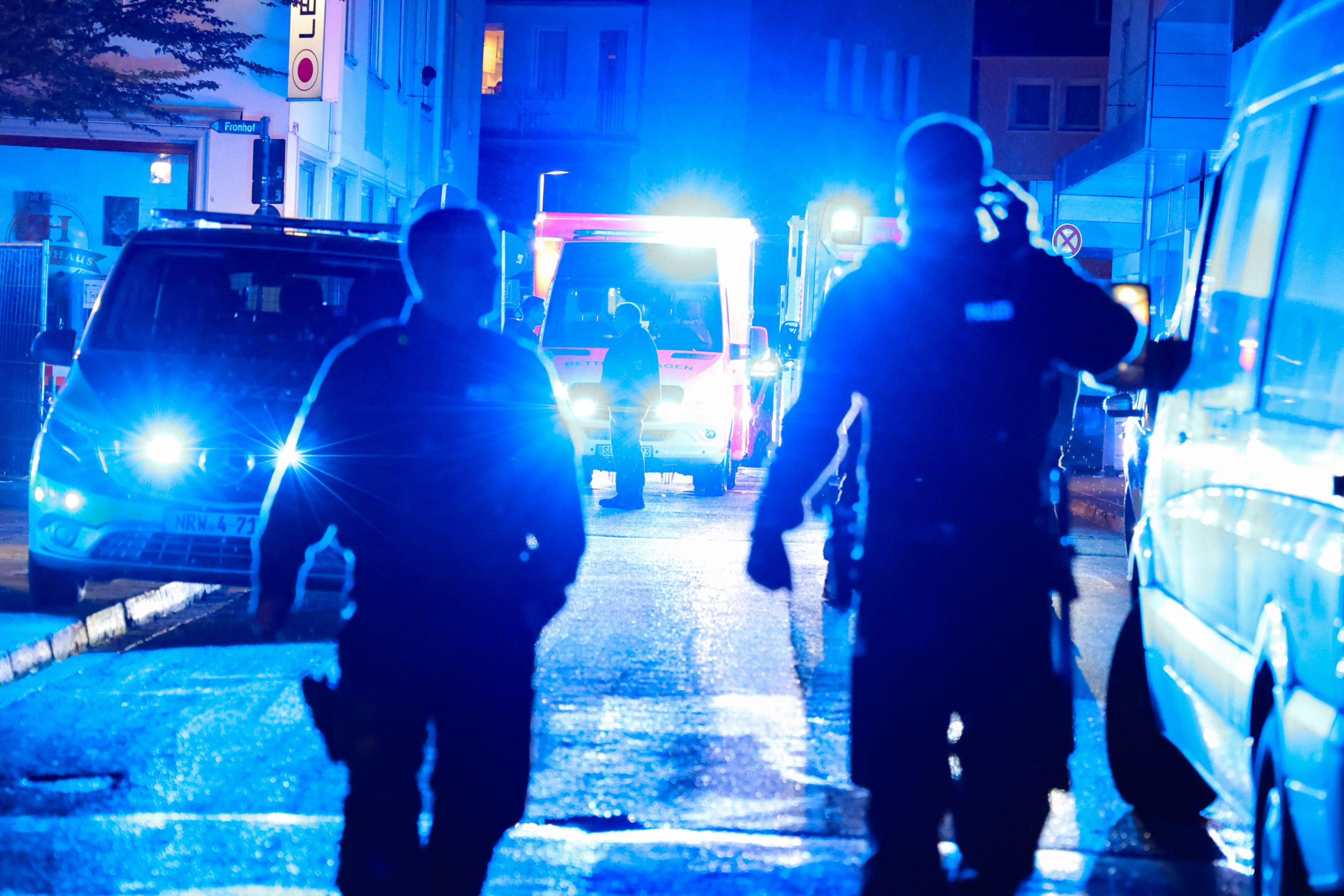 Polizeikräfte sicherten den Tatort nach dem Terroranschlag vom 23. August 2024 am Fronhof ab. 